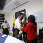 El comandante zonal de la Policía, general Fausto Buenaño, entregó la niña a sus padres.