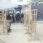 La Policía custodia el recinto con ayuda de barreras.