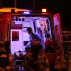 Los heridos son atendidos en las ambulancias que están ubicadas afuera de la prisión.