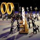 Artistas realizan sus presentaciones en los Juegos Olímpicos.