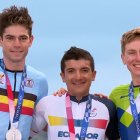 Richard Carapaz (c) junto a Wout Van Aert y Tadej Pogacar.