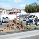 Los peatones ponen su vida en peligro circulando por la vía del Metrobús.