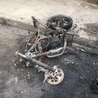 La moto quedó calcinada por las llamas.