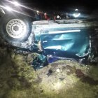 Por una perdida de pista, el vehículo se precipitó y quedó con las llantas hacia arriba.