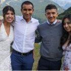 Los dos ciclistas junto a sus parejas, durante la ceremonia efectuada en España.