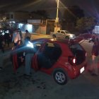 Personal de la Policía inspeccionó el auto donde se movilizaba la víctima.