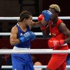 Caicedo (izq.) cayó en una pelea bastante pareja.