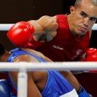 El pugilista Erick Sedra (de rojo) durante su fallida participación en los olímpicos.