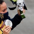 La ciclista colombiana sonríe frente a las cámaras con su medallas ganada.