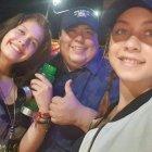 Jorge Luis Flores Lema junto a dos de las extranjeras implicadas en su asesinato.