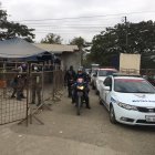 Unidades policiales llegaron al sitio para recuperar el orden.