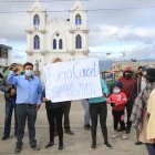 Apolinario Yánez, presidente del poblado, hace un llamado a sus vecinos desde la iglesia.