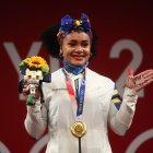 Neisi dedicó a su mamá y hermano fallecido con una leyenda escrita en la palma de su mano izquierda al subir al podio para recibir el oro de Tokio.