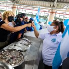 Cynthia Viteri muestra cómo ejercita sus brazos.