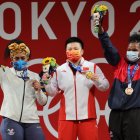 Tamara Salazar (i), medallista de plata ecuatoriana, con su galardón en los Juegos Olímpicos.