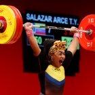 La pesista también expresó que su mayor inspiración fue su madre quien la alentó minutos antes de la competencia.