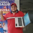 Lenín Macías y su laptop de la promoción de EXTRA.