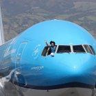 Neisi Dajomes saluda desde la ventana del avión a su llegada al país.