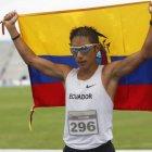 Andrés Chocho, marchista ecuatoriano, muestra la bandera luego de obtener uno de sus sonados triunfos
