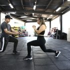 Pasos de tijera. Es un ejercicio   muy completo que te permite reforzar los abdominales y pone a trabajar la parte trasera de los muslos