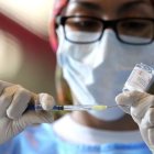 Las autoridades solicitan que los ciudadanos se vacunen para disminuir la posibilidad de que fallezcan por el virus.