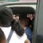 La víctima quedó en la camioneta que manejaba mientras entregaba detergente en la zona. Recibió un solo tiro en el cuello, que fue mortal.