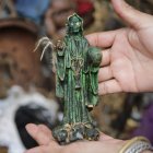 Esta es la figura de la Santísima Muerte. Suele tener diferentes colores, de acuerdo a lo que se requiera pedirle. Con ella invocan entidades.