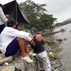 El hallazgo ocurrió aproximadamente a las 07:30 de este lunes 9 de agosto. El cadáver estaba envuelto entre los lechuguines y fue llevado hasta la orilla por los canoeros del sector.