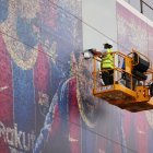 Trabajadores removieron la imagen de Lionel Messi de un mural.
