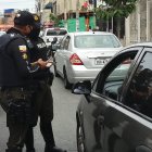 La policía realiza operativos en el lugar donde asaltaron a una farmacia.