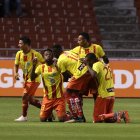 La camiseta de Aucas en el 2020 estaba llena de publicidad. El apoyo fue dado por el Gobierno Nacional.