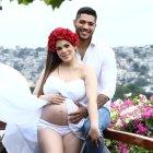 La pareja se convertirá en padres de un niño.