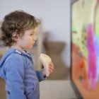 Para evitar la miopía se debe evitar el tiempo prolongado frente a pantallas.