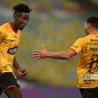 Adonis Preciado de Barcelona celebra un gol con Emmanuel Martínez que salió expulsado.