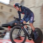 El ecuatoriano Richard Carapaz, del INEOS Grenadiers, al inicio de la primera etapa, contrarreloj de 7 km, de la 76 edición de la Vuelta a España 2021.