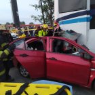 Durán: Choque entre un auto y un bus dejó dos muertos y tres heridos.