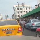 Instante en que el involucrado le arrebata el dispositivo al pasajero del taxi.
