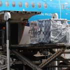 Fotografía de la llegada de un cargamento con más de 100.000 vacunas contra la Covid-19 donadas por España hoy, en el aeropuerto internacional Mariscal Sucre, en Quito.EFE