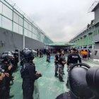 Bajo estricto control y vigilancia policial se desarrolla la vacunación de reos de la cárcel de Guayaquil.