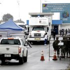 En el primer filtro de la cárcel de Cotopaxi existe un contingente militar que brinda resguardo.