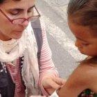 Una activista realizar una valoración médica a una niña.