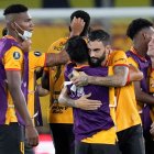 Jugadores de Barcelona celebran al final del partido de los cuartos de final de la Copa Libertadores entre Barcelona SC y Fluminense en el estadio Monumental.