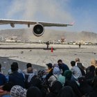 Imágenes de centenares de afganos tratando de huir de su país ante la llegada de los talibanes al poder.