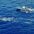 Lanchas guardacostas recorren la zona donde habría ocurrido la tragedia.