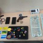 Arma, dinero, atrjetas y equipos electrónicos fueron incautados al sospechoso