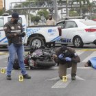 Peritos de Criminalística inspeccionaron la escena del suceso, en el sur del Puerto Principal.