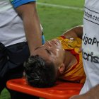 Michael Hoyos sale en camilla de la cancha del Monumental.