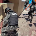 Hallazgo. Policías del Grupo de Operaciones Especiales (GOE) encontraron armamento en las cárceles de Guayaquil y Cotopaxi.