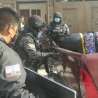 Agentes de la Policía durante el rescate de los enseres robados.