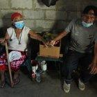 Diocelina quiere atender a Julio, pero no puede ni cocinarle. Su tembladera puede hacer que se queme con agua u otro accidente.